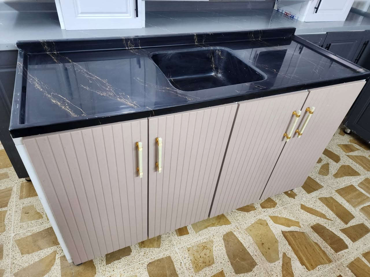 مطابخ الامير  تفصال تزكام  
قياس مترين و 60 ارضي وملحق
وسنك متر ونص. كامل مرمر
للستفسار ع خاص او تساب ***********
