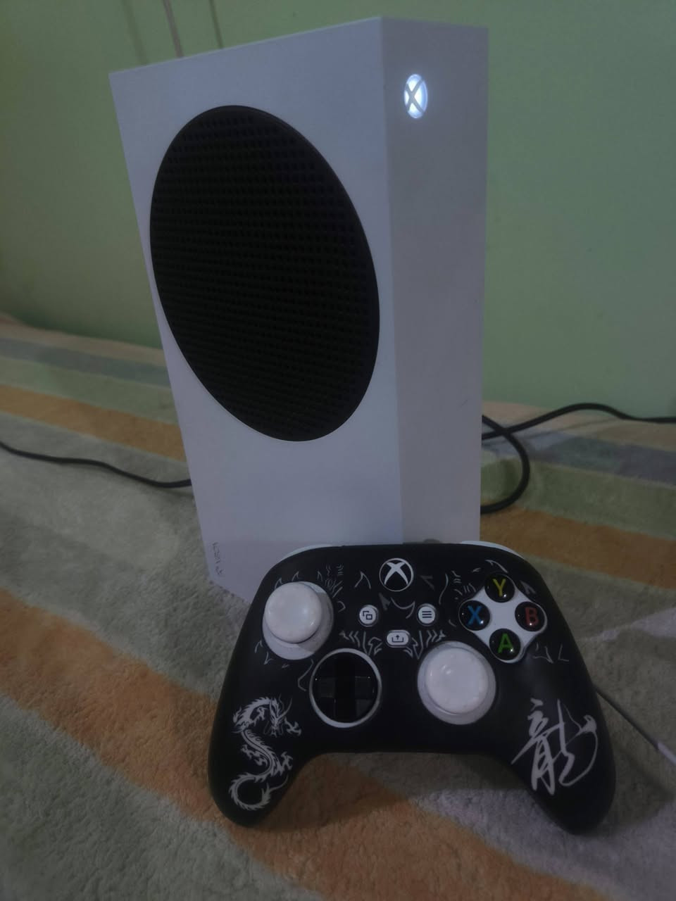 اكس بوكس سيريس اس مستعمل اخو لجديد مشتري مصارلي 3 اشهر الكيم باس بعده بي ويه كارتونته واليده مالته الاصليه والكيبلات الجهاز شخط ممشخوط ابرز الالعاب
1 -Gta5
2 -RESIDENT EVIL 2
3 -الطاعون
4 -MINECRAFT
5 - FiFA 26
6 -Fall Guys
7 -INSIDE
8 -SILKSONG

وغيرهن يحتوي ع مكتبه ضخمه بيها فوك 500 لعبه ضمن الكيم باس 

السعر - 325 مع الحساب - ناصريه - مركز

***********
