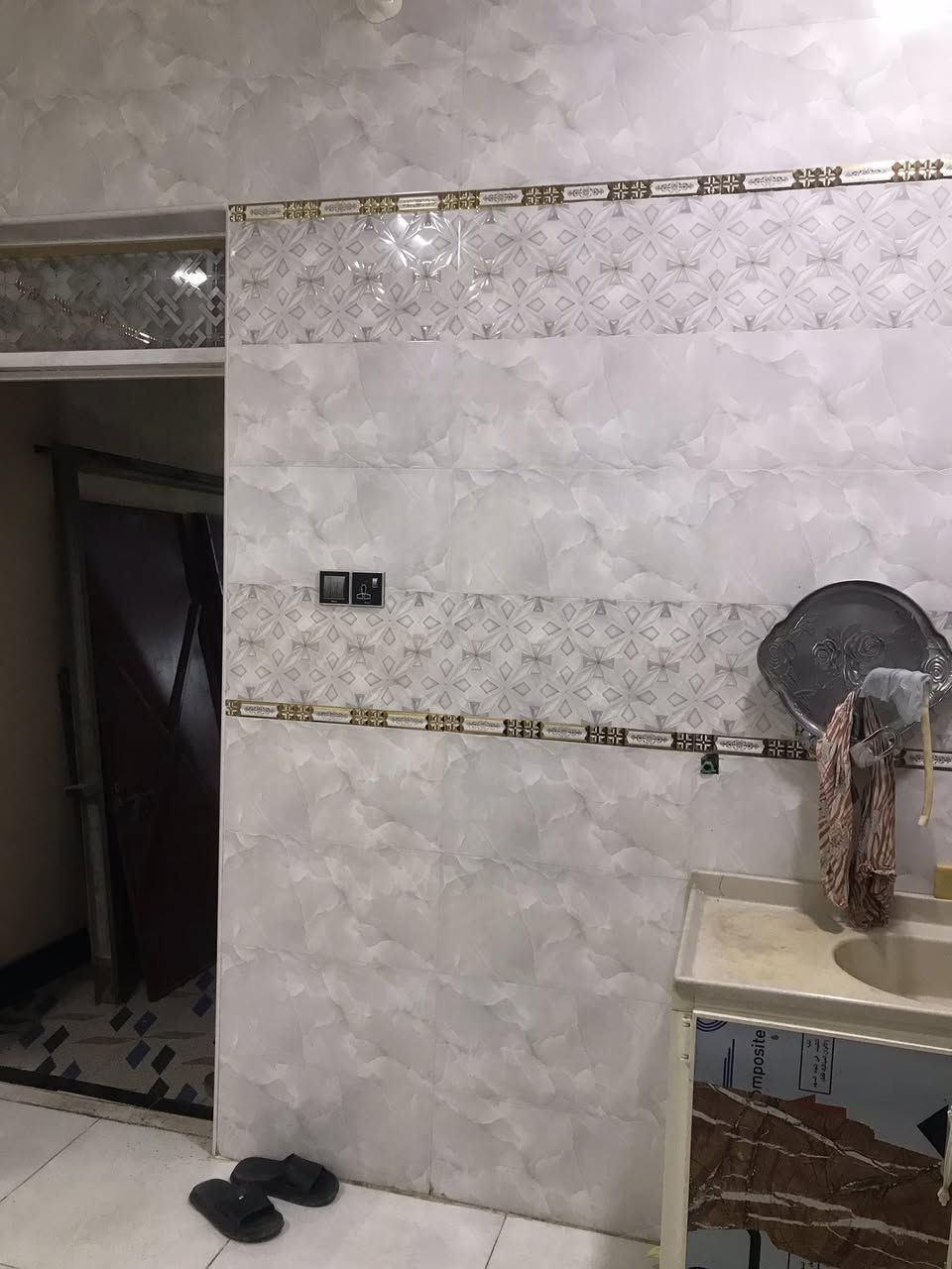 معروض لدينا في المكتب بيت المساحة 110 م والوجهة 5 وربع والنزال 20 بناء حديث طابق واحد عكادة) محتويات البناء غرفة النوم وصالة ومطبخ صحيات داخلية وخارجية مع استقبال كلة طابق ) العنوان ازديناوية قرب مدرسة صفي الدين كافة الخدمات متوفرة حاليا للبيع للبيع الاتصال *********** ابو علي الاسدي اذا عجبك المكان تعال للمكتب ودزك علية احسن عرض الشارع 12 م البيت زارعي
