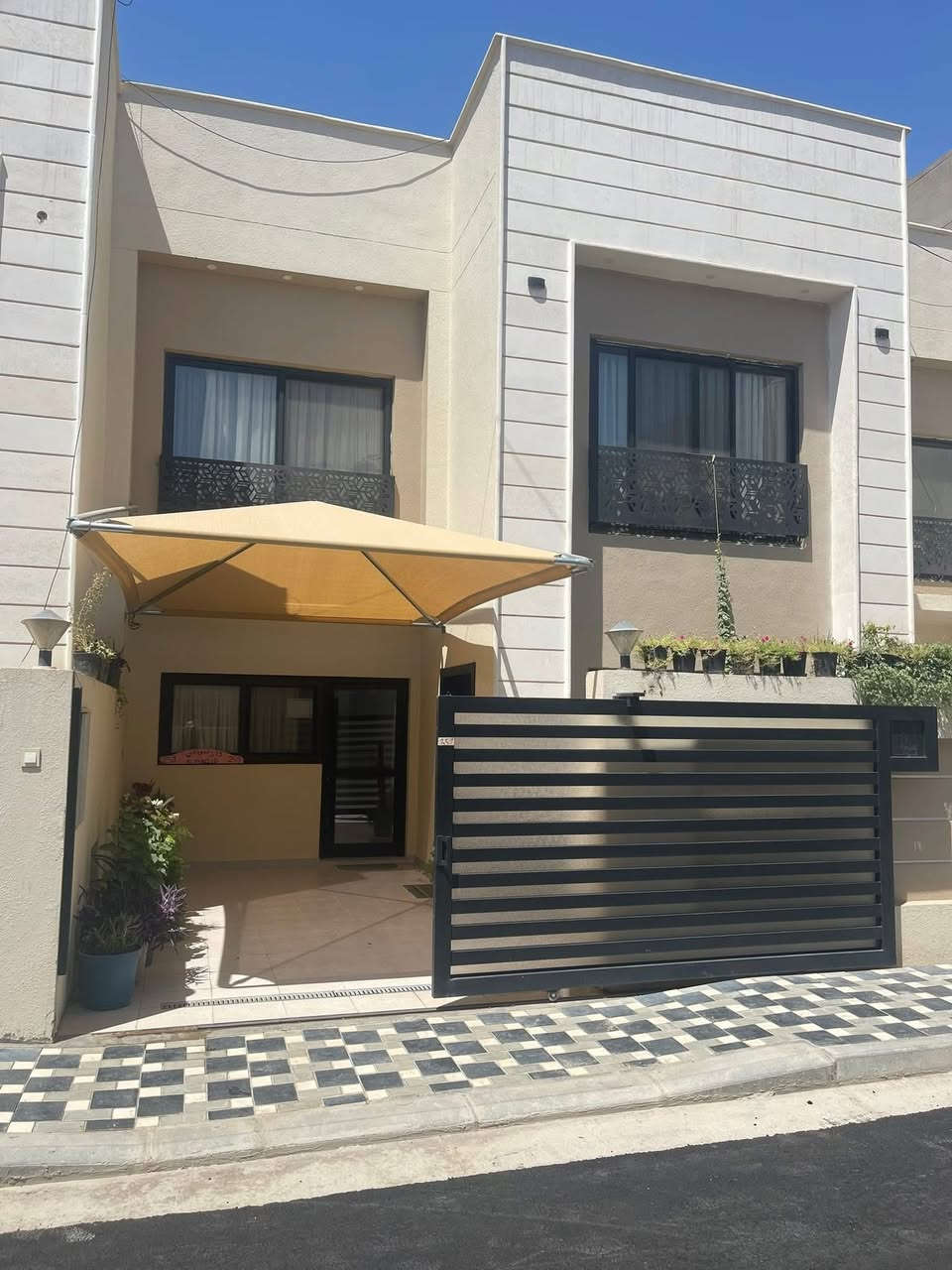 � أقرب دار حديث نظامي إلى مرقد الإمام الكاظم (ع)
إذا تبحث عن:
سكن قريب من الصحن الشريف
لكن بدون:
❌ أزقة ضيقة
❌ مشاكل ورثة
❌ طابو مشترك
❌ خطر تجاوز أو إزالة

هذا العرض موجه لك 👇

📍 الموقع

الكاظمية – مجمع قرية الكاظمية السكني
⏱️ 3–5 دقائق عن الصحن
🚶‍♂️ 800 متر عن شارع المحيط

📌 الشارع العام أمام المجمع قيد التبليط ضمن مشروع خدمي رسمي من البلدية، مما سيؤدي إلى رفع قيمة العقار فور اكتمال الأعمال.

🔹 مواصفات الدار

• المساحة: 150 م²
• الواجهة: 8 متر
• 3 غرف نوم (قابلة لإضافة رابعة)
• صالة + هول
• مطبخ
• كراج
• حديقة
• بناء جديد لم يُسكن

📜 الوضع القانوني

✔ طابو ملك صرف
✔ سند كاظمية
✔ مسدد بالكامل للشركة
✔ تسجيل فوري باسم المشتري

يعني:
لا ورثة – لا نزاعات – لا تأخير نقل ملكية

💰 السعر

💵 450 مليون دينار – قابل للتفاوض الجدي
(سعر الشركة 488 مليون – هذا عرض خاص للبيع السريع)

⭐ لماذا هذا العقار مختلف؟

• أقرب دار حديث نظامي للصحن الشريف
• داخل مجمع سكني مخدوم ومرتب
• الشارع أمامه قيد التطوير الرسمي مما يزيد القيمة
• مناسب للسكن أو الاستثمار والإيجار
• أمان قانوني 100%

📞 الاتصال المباشر مع المالك

📱 ***********
