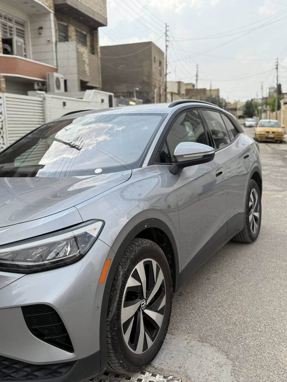 🚗 للبيع – Volkswagen ID.4 كهرباء ⚡

الموديل: 2024  
الوارد: كندي 🇨🇦    
اللون: سلفر مميز ✨  

🔋 بطارية كبيرة 82 kWh  
🚗 مدى يصل الى 420 – 430 كم بالشحنة الواحدة  
⚡ شحن سريع 10% الى 80% خلال حوالي 30 دقيقة
مع شاحن اصلي ياتي مع السياره ايضاً (شحن بطيئ)  
🧠 شاشة كبيرة ونظام ذكي  
🛋️ مريحة جداً بالعزل والسواقة  
📦 مساحة واسعة للعائلة والسفر  
💰 اقتصادية جداً بالصرف (بدون بنزين)

المواصفات:
- شاشة كبيرة + كاميرا خلفية 
- حساسات  360 درجة 
- تشغيل بصمة
- تكييف ممتاز
- نظام أمان متطور
- كراسي مريحة جداً نصف جلد نصف قماش 
- سيارة هادئة جداً بالسير

📍 السيارة جاهزة للفحص
السعر: (180$)
📞 للتواصل: (***********)

سيارة كهرباء حديثة – صرف قليل – تكنولوجيا متطورة
فرصة ممتازة لمن يريد سيارة حديثة
