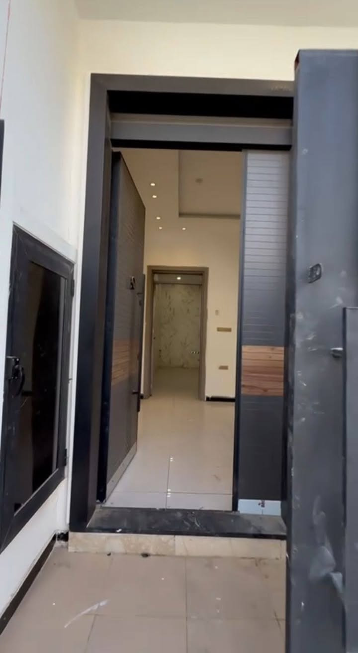 🏡 #مشتمل_حديث_بناء_2024_للايجار  🏡

📍الموقع :- حي الجامعة _ الخارجية 

♻️المساحة :- 50 متر 

◾️الطابق الارضي : مدخل _ صالة_ مطبخ _صحيات .
◾️الطابق الاول : غرفتين نوم ماستر .
◾️الطابق الثاني : غرفة نوم ماستر .

⁉️ لمعرفة الإيجار اكتب رقم 10 بالتعليقات.

🌐للمزيد من العروض لطفاً الاشتراك بقناتنا على التليجرام :
https://t.me/Ajarty

واتساب 👇🏼
https://whatsapp.com/channel/0029VaDf8d14yltRzy5EwZ15

📍عنوان الشركة : حي الجامعة _ بداية شارع المركز 
 
📌للمعاينة والاستفسار : يرجى التواصل على الارقام التالية 📲
***********
***********
