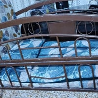تخت طفل • عمر يوم-٣ سنوات • مع غراضه