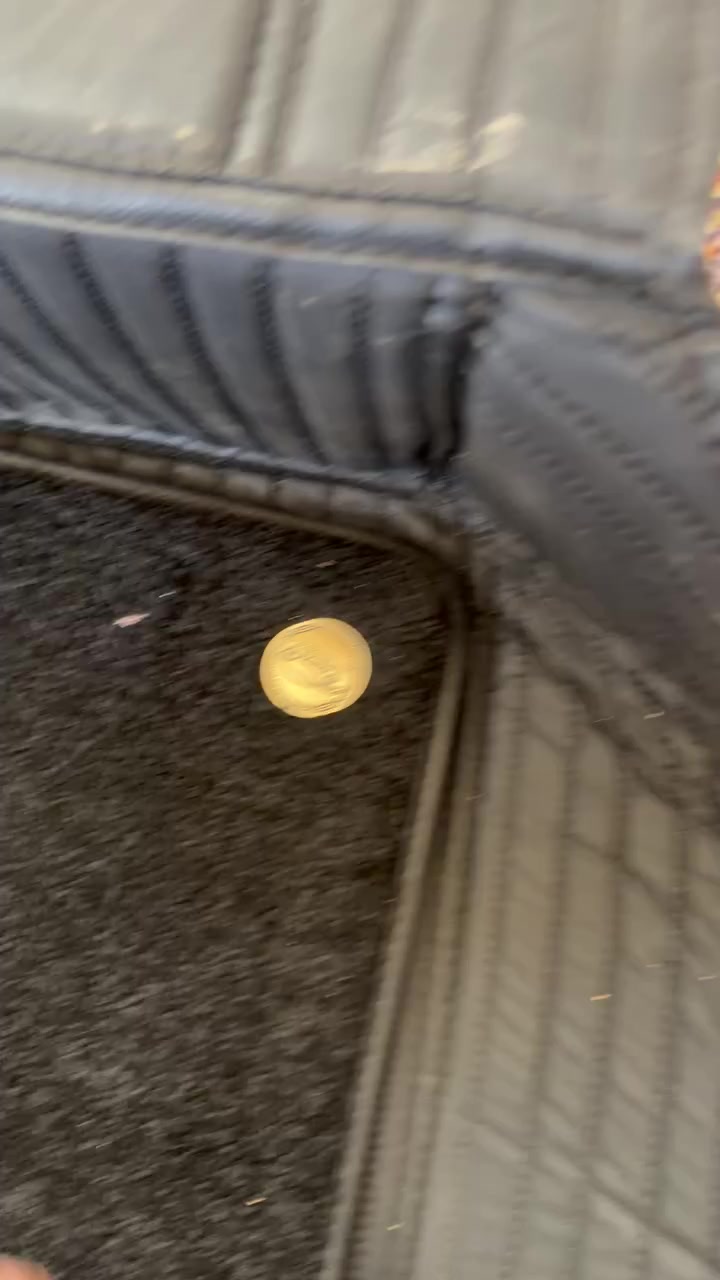 سلاوی خواتان لێبی
تاقم عای شاهیەنە بیلاد جلدە جلد زۆر زۆر شتێکی جوان و نازدارە کامل
ناوسنوقیش لەگەلە جلدە کامل 
١ کونی تیابوو ١ دراوی تیابوو نەتەوێ نەکراوەتە ناوسەیارەوە هەر هەڵم گرتوە زۆر جوان دائەنیشێ کاملە پێویست بە وەسف ناکا وەرە سەیریکە لە ڕەسمەکە جوانتر نەبوونە تەوێ ٨٠ هەزار 
شوێن :سلێمانی 
ڕەقەم :***********
ئەدمین گیان ❤️
