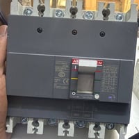 يوجد لدينا قواطع وكونكترات  اصلي باله ABB  العنوان بغداد عكد النصارى  ...
