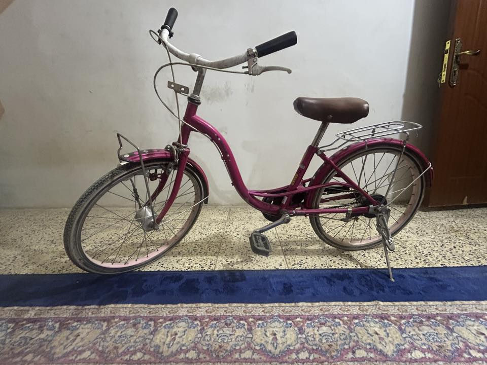 السلام عليكم بايسكل حجم ٢٠بناتي ياباني مال باله جديد مكانه الشرطه الرابعه ***********
