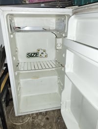 ثلاجه عدد ثنين للبيع شريط شغل على الفيس موجود وهاذه رقمي 07731371037