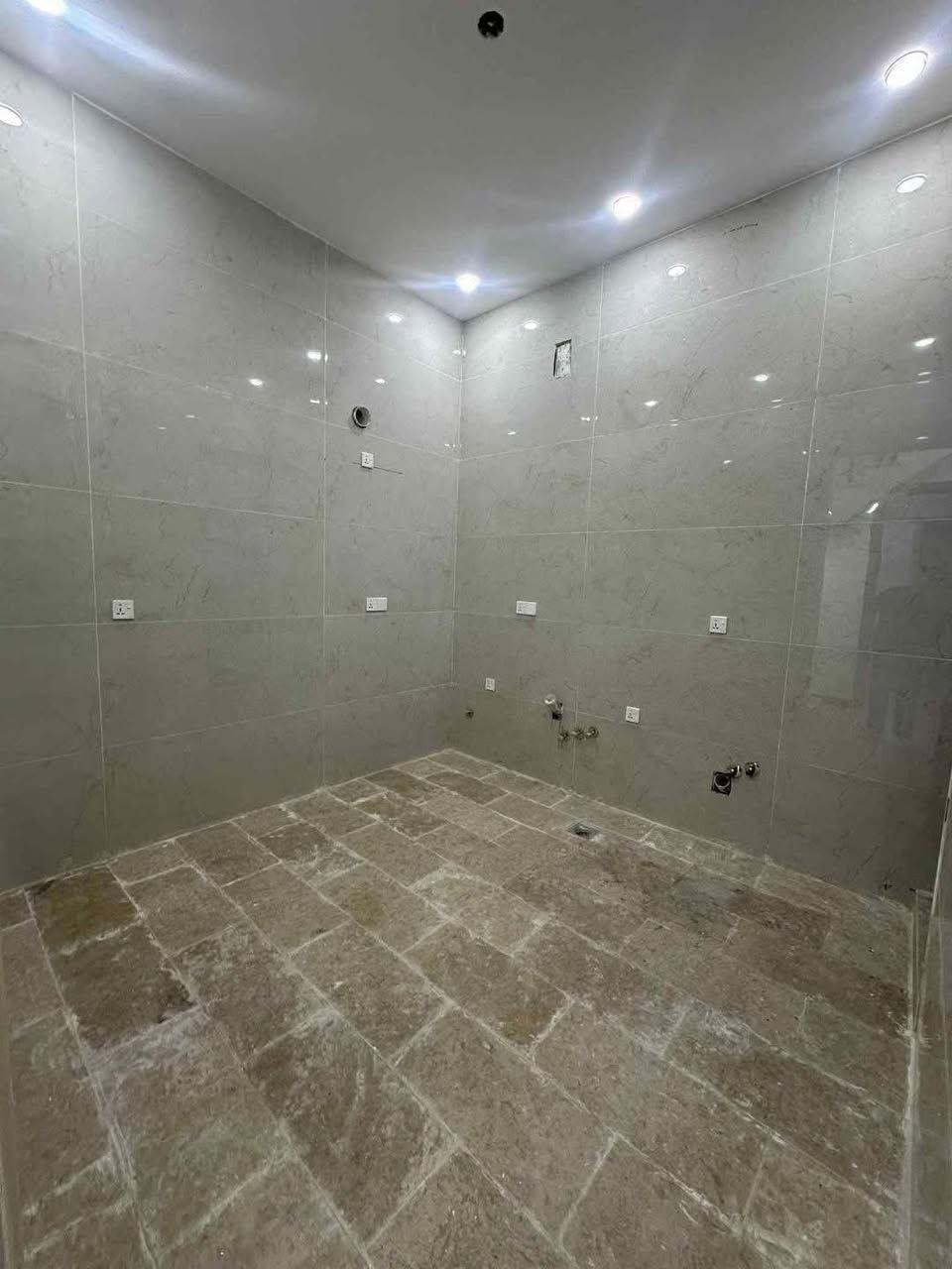 💎 للإيجار في السيدية 💎
📢 منشور رقم: ((608))
🏠 مكتب المتحدة للاستثمار العقاري
بيت ٥٠ متر للأيجار زيرو مودرن 
تتكون من:
•تشجير 
• ٣غرف نوم
• صالة
• مطبخ
• خدمات عدد ٢ 
💰 بدل الإيجار: مليون دينار 

📞للاستفسار:☎️ ***********
