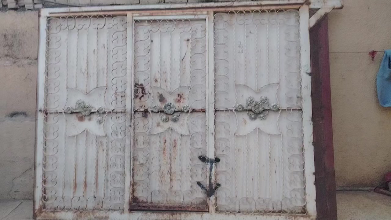 باب حديد سلايت عرضه مترين ونص تواصل على رقم التالي *********** السعر  140  و بيه مجال
