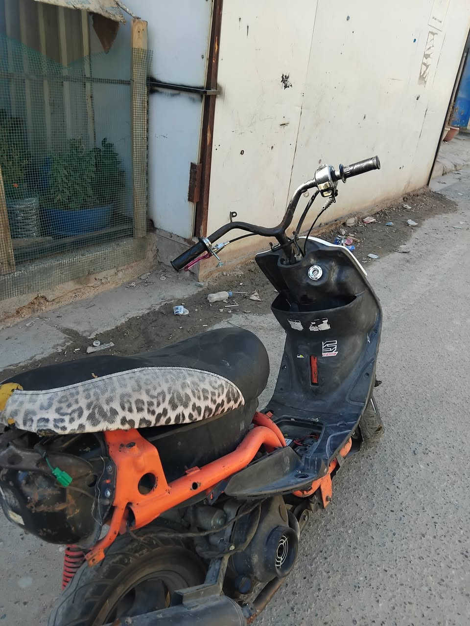 سلام عليكم دراجه للبيع شلعه ومعدله تجي جيب كلجات امامي فقط تشتغل 55 مكينه عليهه شلعه حلوه ترتياب بسيطه ريدلهه سعر ٢٥٠ عليهه مكينه نضيفهه رقم***********وتساب
