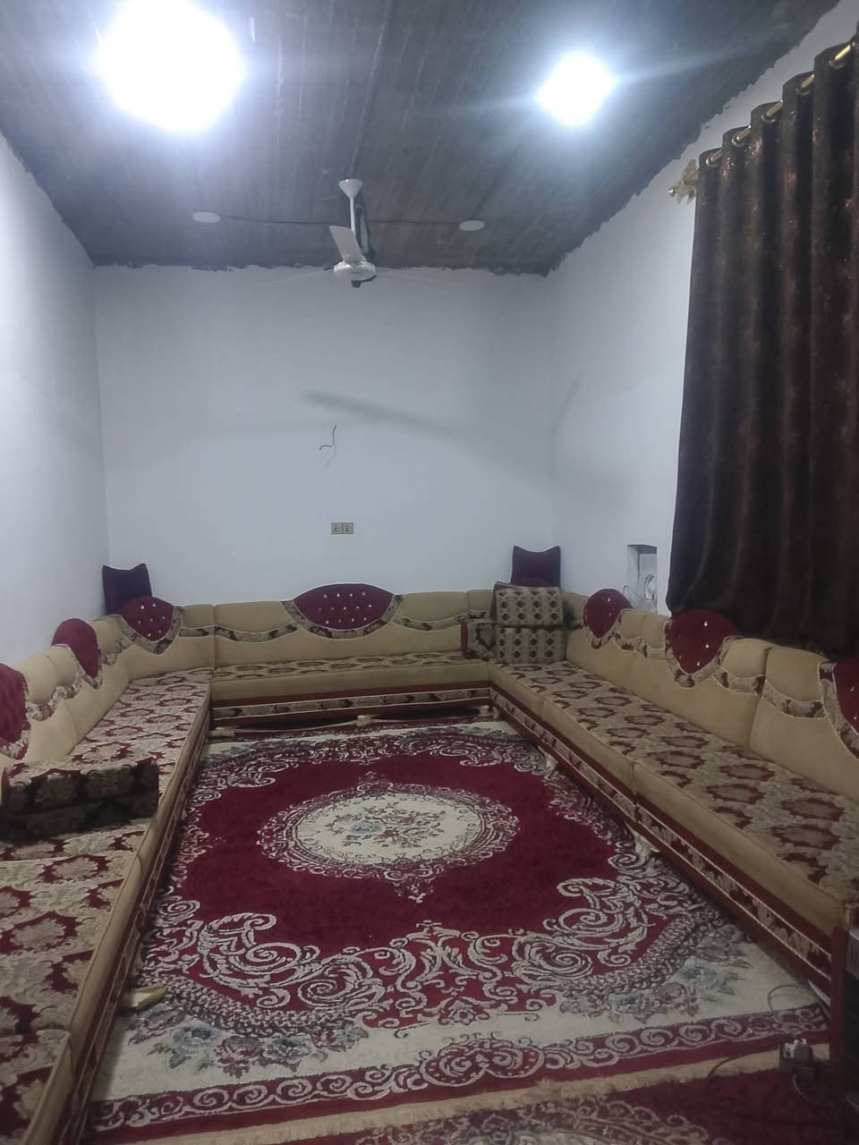 #دارللبيع شارع المطار الجديد حي الصدر الثالث شارع اسواق فدك موقع الدار ركن عرض شارع 20متر  موقع تجاري وكافة الخدمات مساحة الدار 170متر بناء حديث قبل سنه طابوك صب كونكريت أساس ارتفاع متر يحتوي غرفتين وصاله ومطبخ وستقبال مناورثنين  صيحات داخليه وخارجيه اومحل+طارمه اي استفسار اتصل وتدلل ***********
