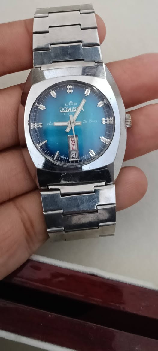 للبيع تحفة سويسرية نادرة.. ساعة Jowissa De Luxe (إصدار السبعينيات)
الوصف:
لهواة التميز والقطع التي تحكي تاريخاً، أعرض لكم ساعة Jowissa السويسرية الأصلية من مجموعة De Luxe. تتميز هذه القطعة بتصميم "Retro" كلاسيكي يعكس فخامة الصناعة السويسرية في عصرها الذهبي.

أبرز المميزات:

الماركة: JOWISSA (Swiss Made).

المينا: أزرق متدرج ساحر (Sunburst Blue) بتصميم فريد.

الوظائف: نافذة مزدوجة لعرض اليوم والتاريخ عند الرقم 6 (ميزة نادرة ومطلوبة).

الهيكل والسوار: فولاذ مقاوم للصدأ (Stainless Steel) بتصميم متين وأنيق.


**إذا كنت صاحب هذا الإعلان وتريد حذفه لأي سبب، رجاءا أرسل رسالة إلى الدعم الفني**