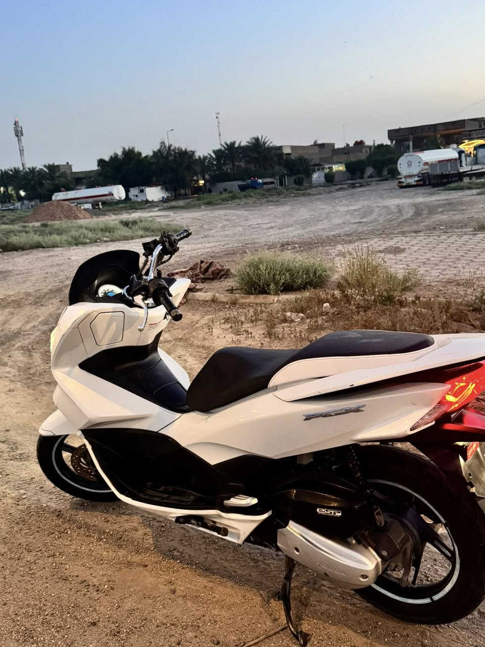 سلام عليكم pcx ياباني جيل ثاني موديل 2018دراجة مكفولة كفالة عامة وعليها إدامة الكشر نضيف 100/90 العنوان بغداد المحمودية السعر 18 وبيها مجال  لل استفسار *********** بي واتساب هم
