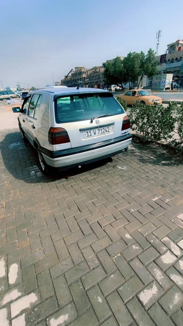 فولكس واغن  كولف  مديل 1996كير اوتو  محرك 1800 تبريد منضومة كاملة شغال ثلج  جام اوتو. 4 وسنتر لوك شغال  وداخلها حلو بلادي سيارة عل بلاد و احلا من صور وكلشي بيها شغال وجاهز للاخير رقم بغداد دولي بسمي شرط التحويل سعرها ٤٣ وبيها مجال قليل مكان السيارة بغداد مدينة الصدر الشراي يتصل ***********
