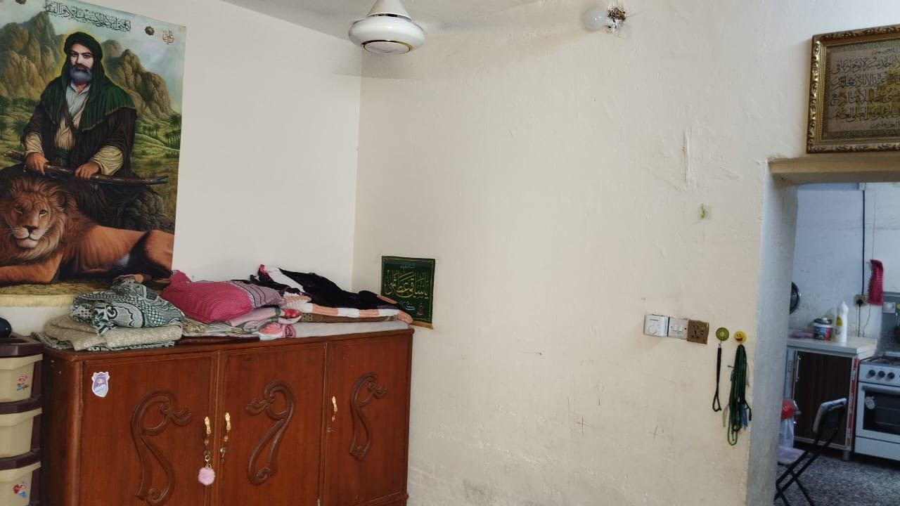 بيت للبيع 120متر منطقة المختار سيد عبدالله البيت ركن على شارعين محتوياته غرفة وصالة ومطبخ واستقبال وصحيات وبيتونه وتشاريف وطارمه. بسعر 45 مليون 
مكتب حازم البديري 
***********
