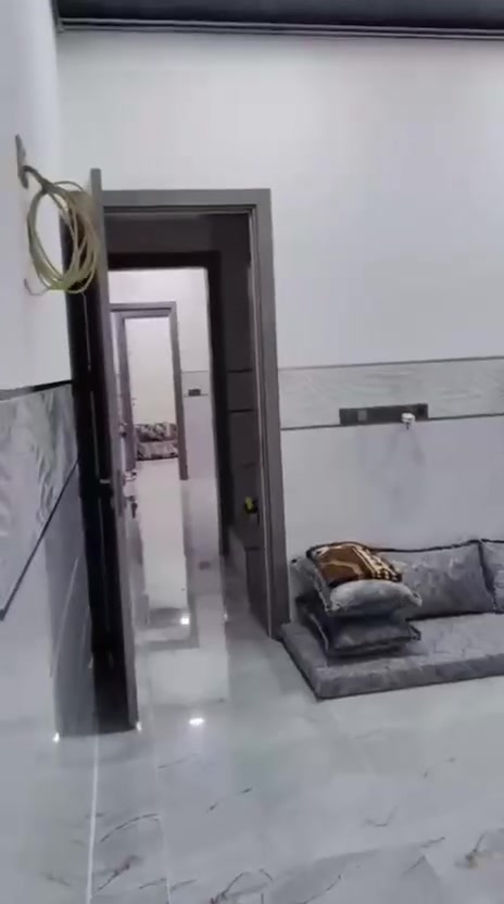 🏠🔥 دار للبيع – أقل من السوق بـ 35 مليون (فرصة ذهبية / بيع مستعجل) 🔥🏠
📍 الموقع: التعليم – مجمع النور (قبل الدورة)
📐 المساحة: 160 متر
🏡 النوع: طابق واحد
━━━━━━━━━━━━━━━
⚠️ مهم:
إذا ما تلكه فرق 35 مليون عن سعر السوق… لا تشتري قبل لا تتأكد بنفسك!
━━━━━━━━━━━━━━━
💎 موقع مميز جداً:
✔️ داخل السوق مباشرة
✔️ منطقة حيوية ومخدومة بالكامل
✔️ قريب من الأسواق، المدارس، والمواصلات
━━━━━━━━━━━━━━━
🏡 تفاصيل الدار:
🚗 كراج سيارة
🚿 صحيات داخلية وخارجية
🛢️ تانكي كاز دفن
⚙️ مكان مخصص للماطور
🔥 مكان مخصص للغاز
👟 مكان للأحذية
🛋️ غرفة استقبال
🍳 مطبخ
🪑 هول
🛏️ غرفتين نوم
🌿 بيتونة واسعة
━━━━━━━━━━━━━━━
💰 السعر: أقل من السوق بـ 35 مليون 🔥
🤝 قابل للتفاوض للجادين فقط
━━━━━━━━━━━━━━━
📞 للتواصل والاستفسار:
📱 ***********
💬 *********** (واتساب-اتصال)
