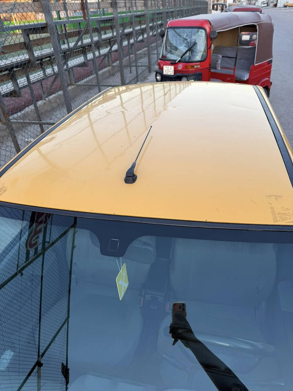 السلام عليكم سايبه موديل 18 باب اول السياره بيهه بس الباب الي وره الصدر مطعوجه او بيهه خيط تبخير غير ذني سياره كامله مكمله *********** العنوان الشعب
