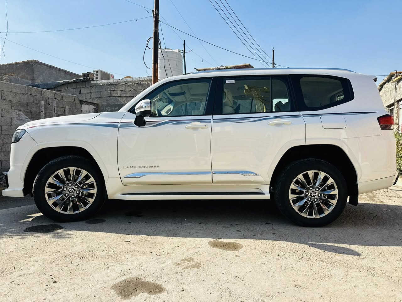 السلام عليكم لاندكروز 24 بريم لمتد فول مواصفات 5 كامرات 3 شاشات تطبيق ماشيه 29رقم بغداد وباقي مواصفات البريم معروفه السعر 715 ورقة مجال بسيط عنواني بغداد قرب جسر الفضيلية الجديد التواصل عبر الرقم ***********
