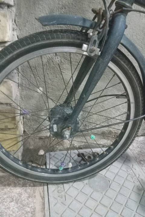 باسكل قابل للطوي للبيع، مثالي للتنقل في المناطق الحضرية بشكل عملي وسريع. الباسكل مستعمل وبحاجة إلى بعض الصيانة في المقعد والإطارات. التصميم المدمج والمحمول يجعله خيار مثالي للمسافات القريبة أو الاستخدام الشخصي.