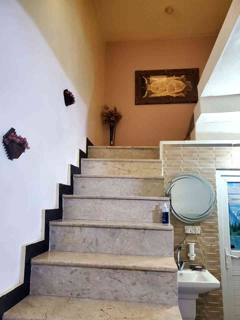 دار للبيع طابو صرف المساحه 83 متر بناء  حديث درجه اولا حي الرساله الثالثه طابقين للاستفسار ***********
 سعر مناسب جدا ***********
