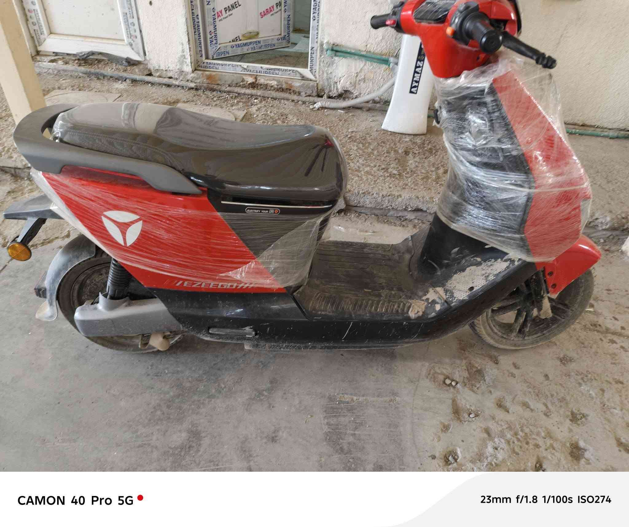 دراجه ياديا ازيكو للبيع دراجه فول
بطارية 38امبير 72فولت 
ملف. 2400....3000
دراجه مفولة أمانة الله بس متوازي على فلوس أريد تبيعه
لحد يعامل سعر 950 الشراي

***********
***********
