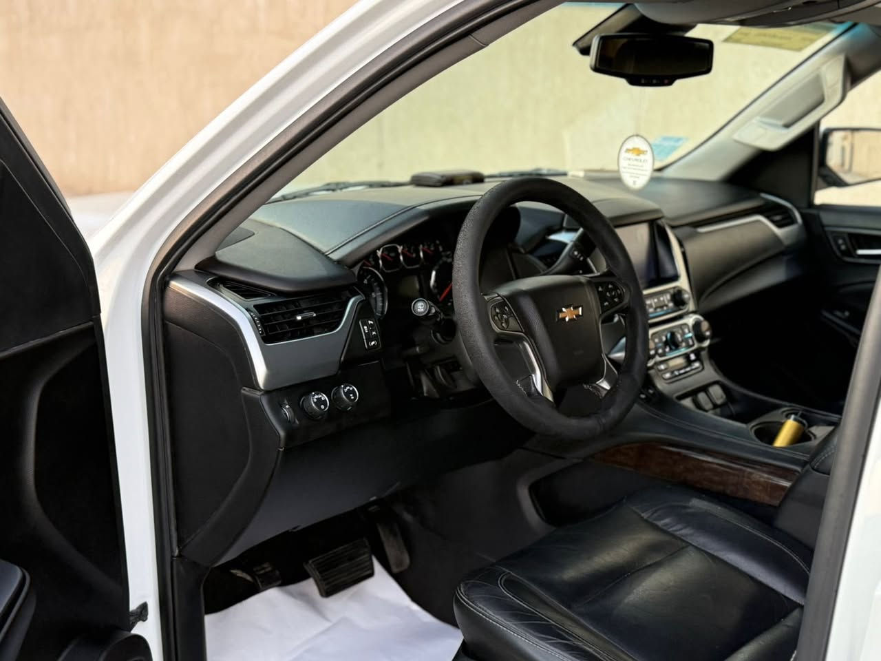 السلام ؏ـليكم تاهو موديل 2020 امريكي رقم بغداد الجديد كفاله ضربه وتبديل وصبغ وبارد ماشيه 90 مواصفات LT جديده السياره . 
السعر :355
العنوان : بصره 
رقم الموبايل:***********
