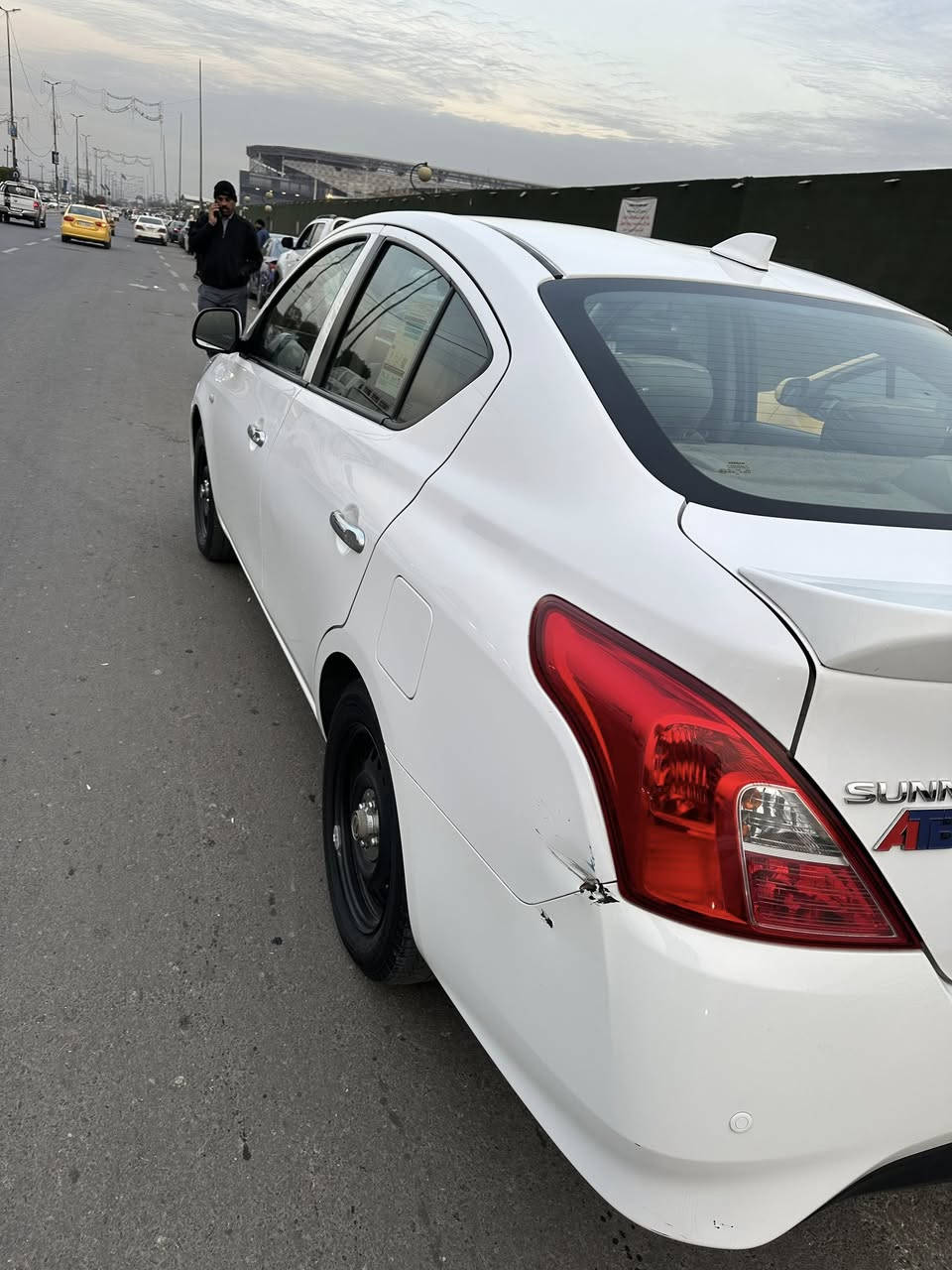 السلام عليكم
سني موديل 2024سياره كفاله 
ام البليته الزركه كير ومكينه مال شركه بعدها بالعلامة
بيها جاملغ خلفي شخطه فقط والبنيد رصعه  
مكان السياره بغداد 
السعر 125 وبيها مجال 
رقم الهاتف ***********
