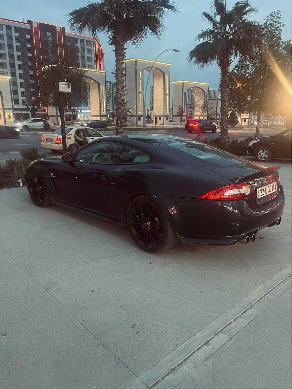 جاكوار XKR سبورت رياضي موديل 2011 صفر شركه سراير بدون ضرر محرك شغال ساعه كير بشرط دواخل جلد 
مواصفاتها

 • محرك: V8 سوبر تشارج سعة 5.0 لتر
 • القوة: حوالي 542 – 550 حصان
 • العزم: حوالي 680 نيوتن متر
 • ناقل الحركة: أوتوماتيك 6 سرعات
 • نظام الدفع: خلفي
 • التسارع 0-100 كم/س: حوالي 4.2 – 4.4 ثانية
 • السرعة القصوى: تصل إلى 300 كم/س
 • استهلاك الوقود: تقريباً 12 – 17 لتر لكل 100 كم
 • الوزن: حوالي 1.75 – 1.8 طن
 • عدد المقاعد: 4 مقاعد (2+2)  
مميزاتها 

✔ أداء رياضي قوي وتسارع سريع جداً
✔ محرك سوبر تشارج يعطي عزم عالي على سرعات منخفضة
✔ ثبات وتحكم ممتاز بفضل التعليق الرياضي والتفاضل الإلكتروني
✔ هيكل ألمنيوم خفيف يساعد على الأداء والثبات
✔ تصميم فاخر ورياضي مميز
✔ تجهيزات داخلية فاخرة (جلد، أنظمة صوت، تقنيات قيادة)  

دهن تبديله كله بشركه سياره نظيفه كلش 
سعرها 13000$ بيها مجال 
للتواصل على الرقم *********** واتساب أربيل, العراق
