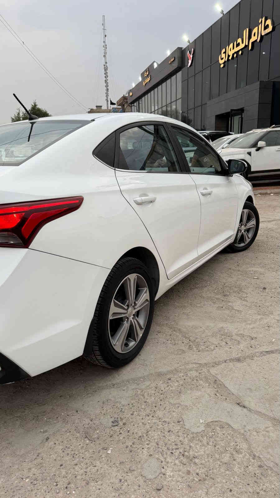 اكسنت موديل 2019 خليجي 
محرك 1.6 
المسافه المقطوعه 140 km
ويل كب 16
مري شفط 
اشاير مري
فتحه سقف
كشافات جانبيه 
لد نهاري 
تدفئه تبريد 
شاشه 
تحكم ستيرن 
من اخذتها بيها بابين الخلفيات بارد 
والبنيد مبدل بلادي  

السعر 128
وبيها مجال 
 للاستفسار اكثر على الرقم 
*********** 
غير متواجد على الفيس
