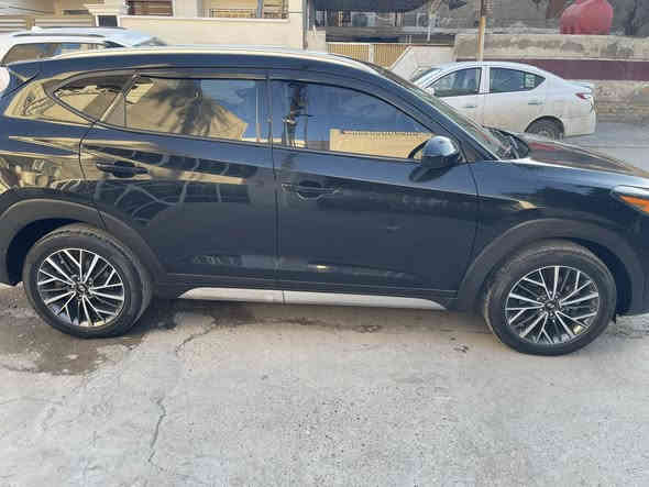 سلام عليكم 
هونداي توسان ٢٠٢١ وارد امريكي 
محرك ٢٤٠٠ gdi
رقم بغداد مشروع وطني وبأسمي
ماشيه ٥٨ الف ميل 
سياره جديده حادثها  البنيد مبدل والجاملغ مصلح بارد
ايرباك ستيرن طاق فقط السياره كلش جديده 
مواصفات السياره فول عدا الجلد والسلايد 
بصمه 
رادار امامي 
رادار جانبي
شاشة وكامرة دوارة
مانع تصادم 
نقطه عمياء 
مود درايف
اوتو هولد
كشنات امامي هيتر 
كشن السائق كهرباء
هاند بريك بصمة
تبريد قطعتين 
وبعد هوايه مواصفات 
مكان السياره بغداد / بغداد الجديدة
سعر السيارة ١٧٧ $ وبيها مجال بسيط 
للاستفسار لاتصال على الرقم 
***********
