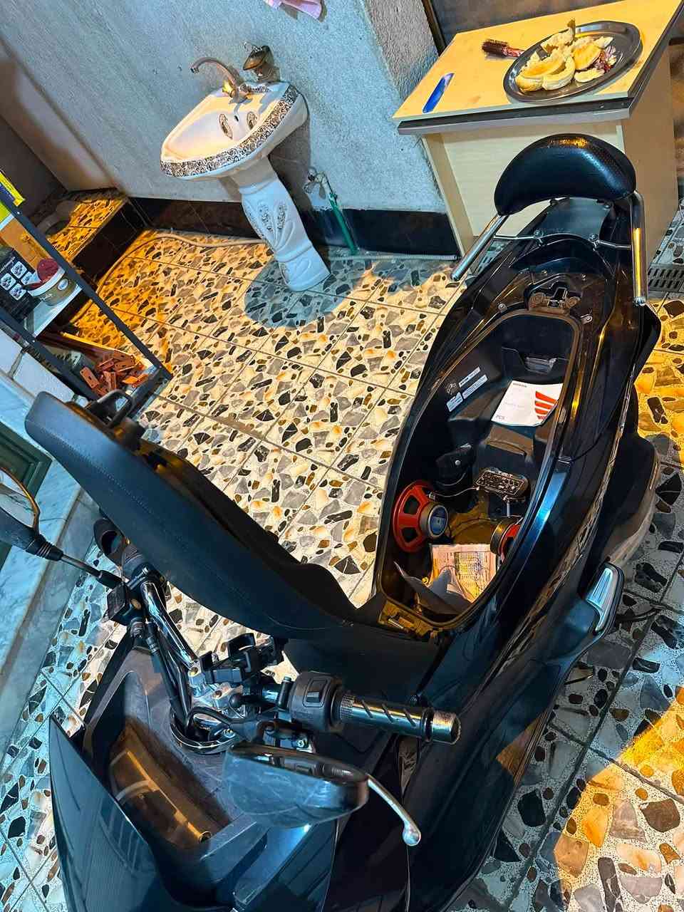 السلام عليكم PCX Honda جيل الثاني مكينة 125 ياباني
للبيع فقط صالها شهر من نازلة من الرمبة اوراقه كاملة 
كفالة عامة من كلشي تاخذة من البيت ماشية 20 
السعر 18 ونص وبيها مجال قليل الشراي يتواصل واتساب فقط 
***********العنوان بغداد ام الاكبر ولغزلان
