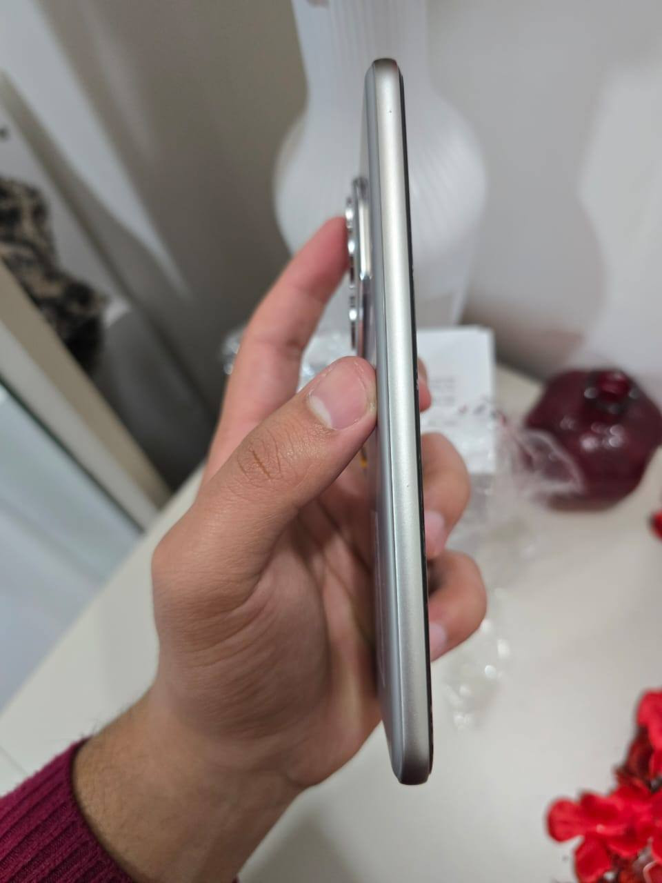 سلام عليكم ورحمه الله
هونر 400 برو ذاكره 512 لون سلفر 
غراضه كامله نضافه 100/100 خدش مابي 
مكفول من كلشي للبيع او مراوس 
ويا شاومي 15 تي برو فقط 
مكاني بغداد كرخ 
***********
