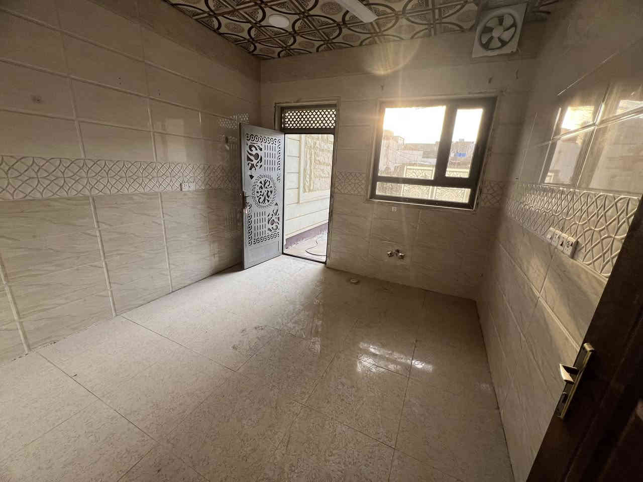 السلام عليكم دار  عدد ٢ للبيع المساحة كل دار ١٥٠ متر واجهة ٧.٥ ونزال ٢٠ طابقين ٤ غرف نوم البيت زيرو بناء درجة اولى  العنوان تكريت حي العصري خلف اسواق  همام مباشر سعر كل دار ١٨٠ مليون قابل للتفاوض للاستفسار ***********
