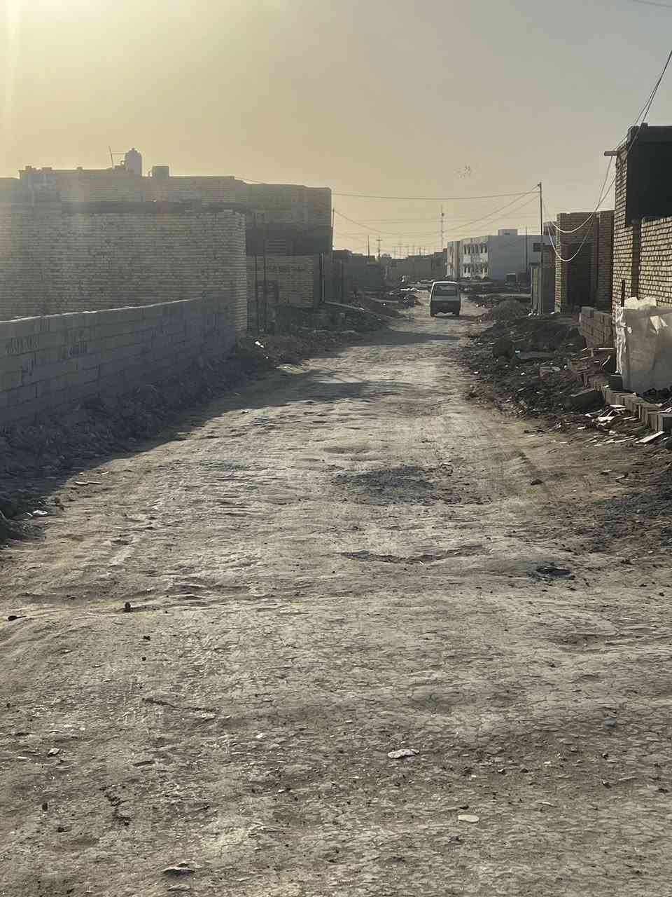 من رخصت جميع يوجد لدينه بيت مساحه 200متر وجه 12نزاه17 بيت متكون من غرفتين و صاله و ديوانيه ومطبخ حار و بارد صحيات داخليه و خارجيه بيت كله درجه أوله علمن بيت زراعي و ليس طابو مشمول قرار رئيس وزراء 320 موقع بيت خلف جامعت ذي قار شارع حولي شارع مدرسه الكسائي فضلن و ليس امرن حاب  يعرف سعر بيت يتصل علا هاذه رقم ***********
