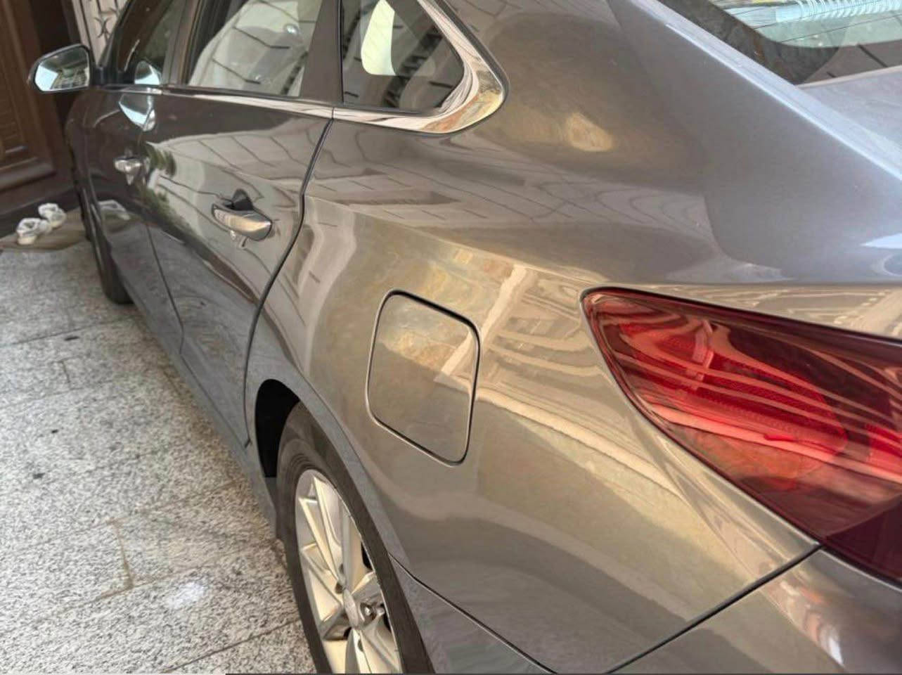 🔥 للبيع 🔥  
هيونداي سوناتا 2019 وارد أمريكي 🇺🇸

📍 المواصفات:  
- الموديل: 2019  
- النوع: Hyundai Sonata  
- المحرك: 2400cc GDI  
- الفئة: عادي (Basic)  
- الممشى: 112 ألف مايل  

📍 الحالة:  
- السيارة بحالة جيدة جداً 👍  
- بدون نواقص  
- ضررها جداً بسيط  
- الايرباك سليم 💯  

📍 الأمور الجديدة:  
- تايرات جديدة 🛞  
- فيول بمب جديدة ⛽  
- دسكات جديدة 🔧  
- بطارية جديدة 🔋  

📍 ملاحظات:  
السيارة جاهزة للاستخدام اليومي، ما تحتاج صرف  و محرك السيارة منزللها رنكات جديدة بدون اي نقص او مشكلة و چبنة كير جديدة 
  
  الضرر : حادث السيارة جدا بسيط فقط طخة في قبغ الجنطة من امريكا معدل و مصبوغ
 شبر صبغ في جاملغ خلف السايق و شبر في التكمة فوق السايق  

💰 السعر: (١٢٧ ورقة و بيها مجال )  
📞 للتواصل: ***********
      مكان السيارة : بغداد حي الجهاد بغداد, العراق
