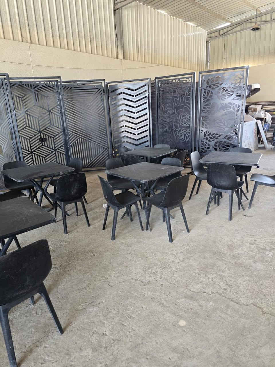 يوجد 5 ميز طعام و كل ميز معه 4 كراسي سعر الميز الواحد مع الكراسي 100 الف 
الاستفسار ***********
