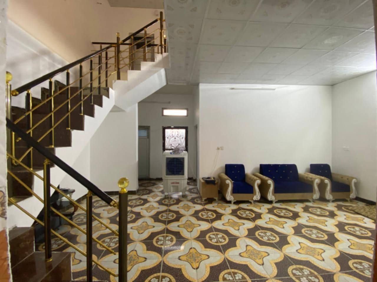 دار للبيع
مكان الربعين خلف دائره التقاعد
غرفه 4 _ صاله_وستقبال_صحيات+2
مطبخ +مساحه 150 متر 
للستفسار ***********
