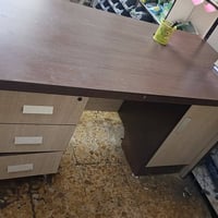 ميز مكتبي +كرسي مكتبي للبيع  مكاني بغداد حي البتول  هاتف07736260228