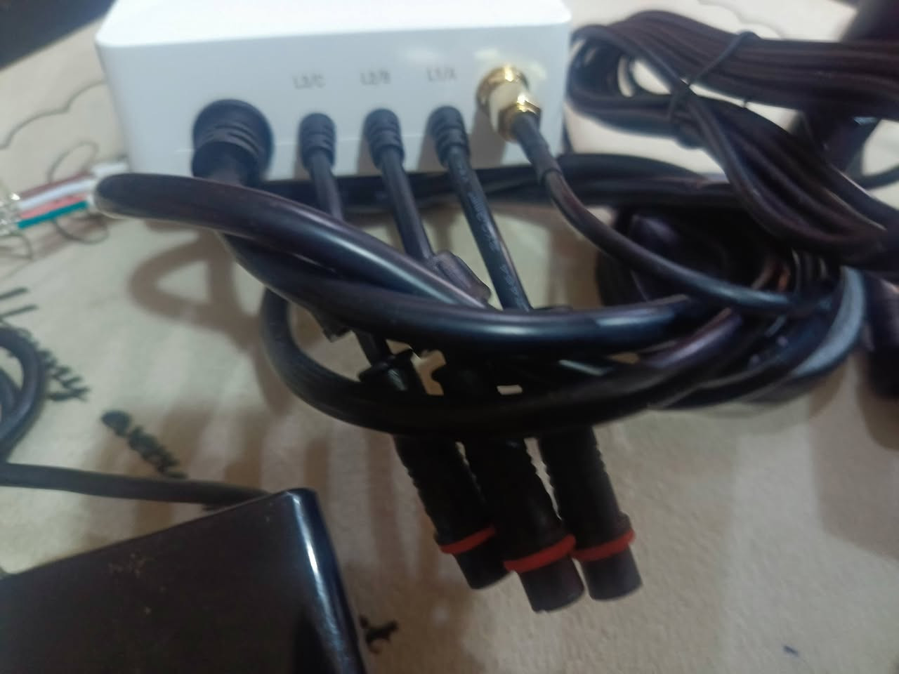 مراقب طاقة ذكي يعمل بتقنية الواي فاي (WiFi Smart Energy Monitor)،يستخدم لقياس ومراقبة استهلاك الكهرباء في المنازل أو المنشآت. يراقب ويقيس استهلاك الكهرباء ويعرض البيانات في الهاتف. يتيح متابعة استهلاك الطاقة لحظياً عبر تطبيق الهاتف المحمول. غالباً ما يدعم الأنظمة أحادية أو ثلاثية المراحل (3-Phase). يأتي مع مستشعرات تيار بمشبك (Clamp Sensors) لتسهيل التركيب دون الحاجة لقطع الأسلاك الكهربائية. يدعم بروتوكولات مثل Tuya أو Smart Life للتحكم الآلي وتخصيص سيناريوهات التشغيل.  
السعر 35  والتوصيل مجاني
@أبرز المعجبين


**إذا كنت صاحب هذا الإعلان وتريد حذفه لأي سبب، رجاءا أرسل رسالة إلى الدعم الفني**