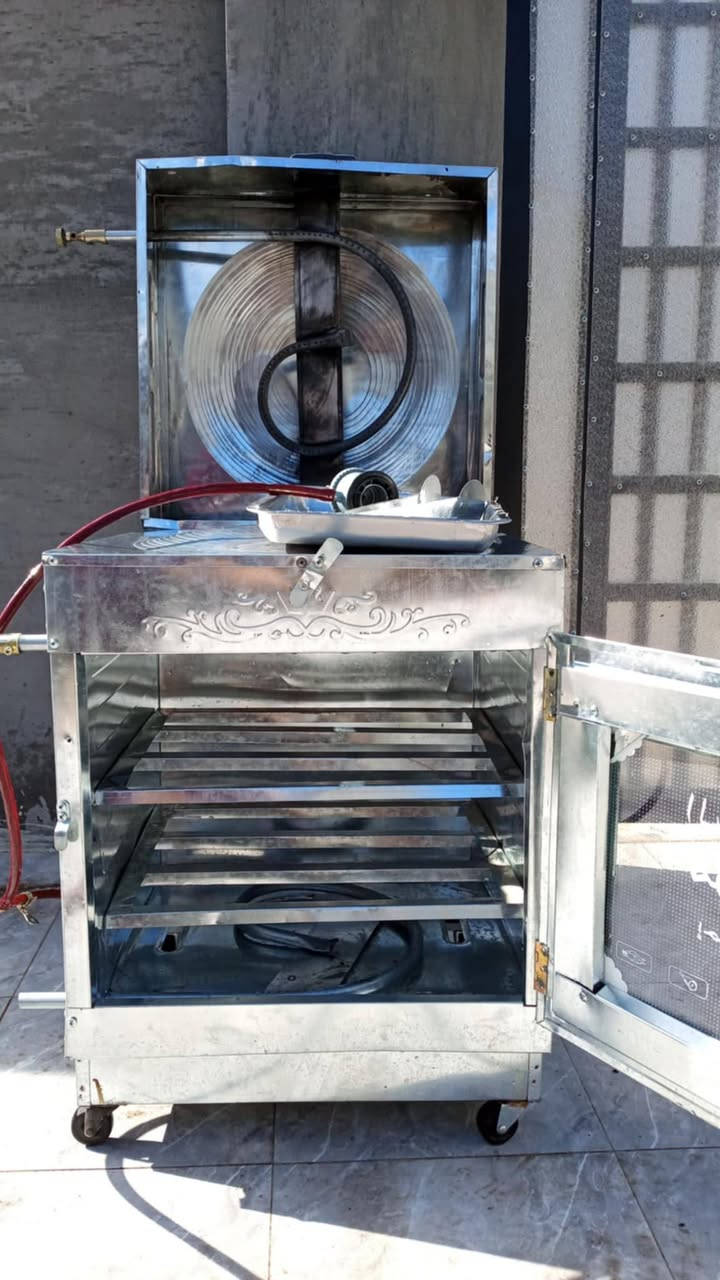 تنور +فرن غازي مع جميع ملحقاته غير مستخدم اجاني هديه للبيت استخدمته مره وحده فقط واني ماكدر استخدمه لان حجمه كبير ابيعه جوه سعر السوك ب55 الف وبيه مجال بسيط بالسوك سعره 80 الف  للاتصال ***********  المكان الصويره داخل المدينه
