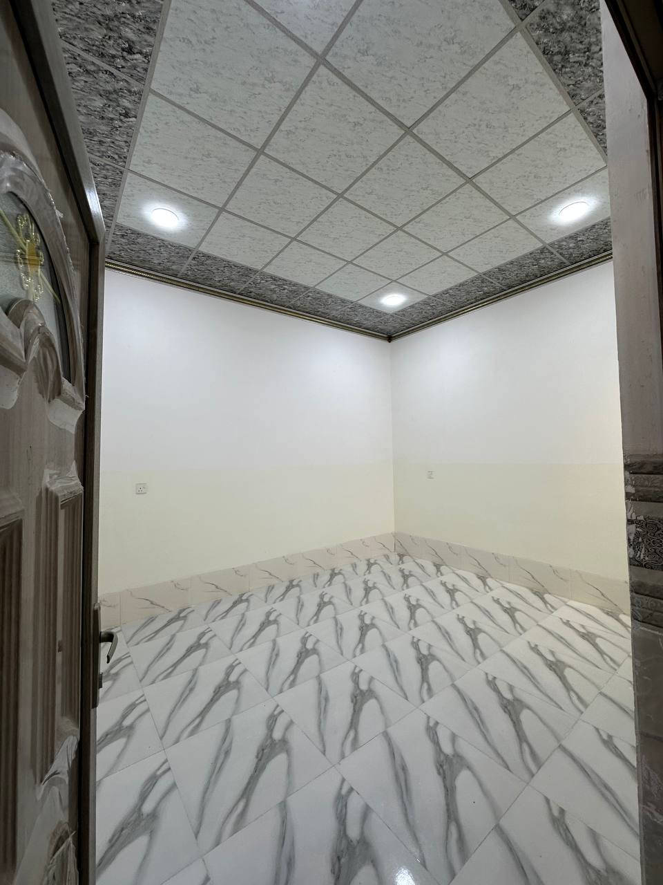 دار سكني للبيع مربع 
مساحة 100 متر 10×10
في حي السماح التسعين من مدينة الموصل 
قرب مدرسة صناع الحياة 
سند طابو ملك صرف 
بناء زيرو تسليم فوري 
***********
***********
مكتب واتار للعقار سايدين حي السماح الاركان مقابل مرطبات دبي موصل, نينوى
