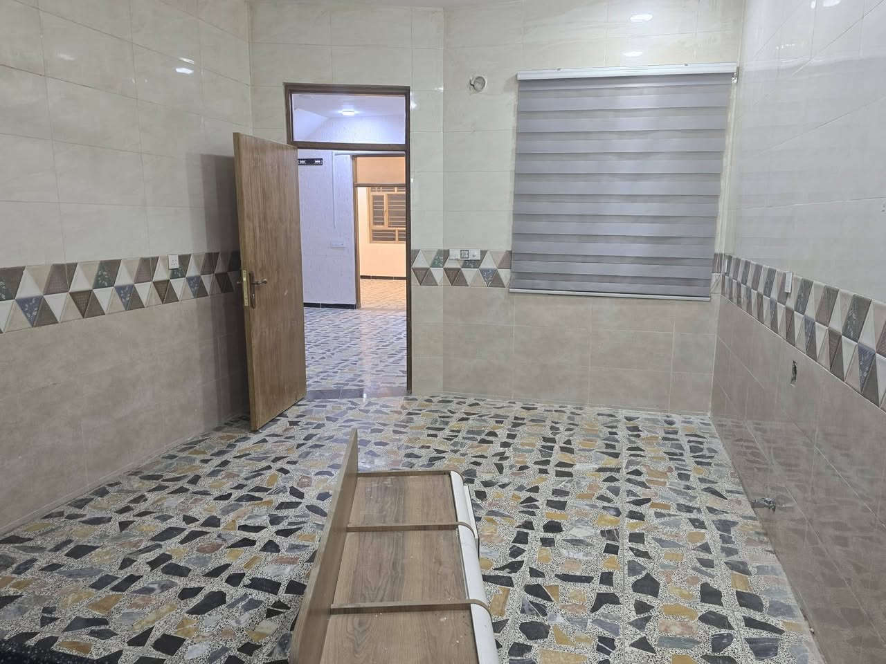 #للايجار  200 متر  طابق اول معزول تام
يحتوي عل 3نوم صاله مطبخ صحيات (الموقع التجاري )

السعر 850 الاستفسار*********** 📞
