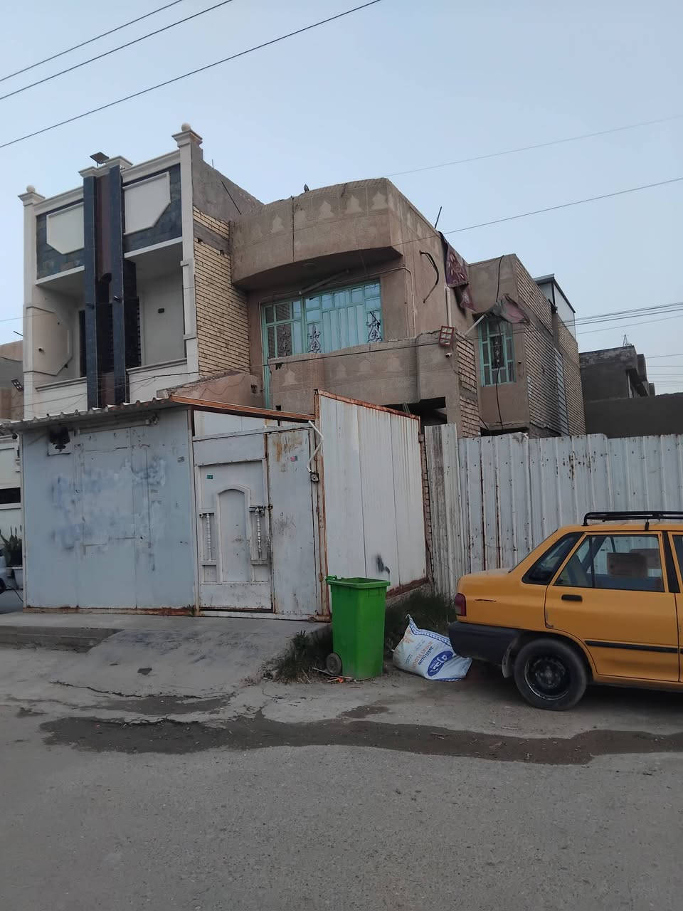 بيت للبيع طابقين سند 25 مساحه 100م نزال 20 م واجهه 5 م يحتوي الطابق الاول طرمه + محل خارجي سندويج   صاله +حولي + غرفه نوم + حمام
الطابق الثاني 2 غرفه نوم + حولي + حمام 
طابق الثالث يحتوي على غرفه نوم سندويج + سطح 

الموقع حي الحسن العسكري الزراعي مقابيل مدرسه التاجي الواجهه على الشارع مقابيل المدرسه 
للاستفسار الاتصال على 
***********
قاسم ابو محمد
