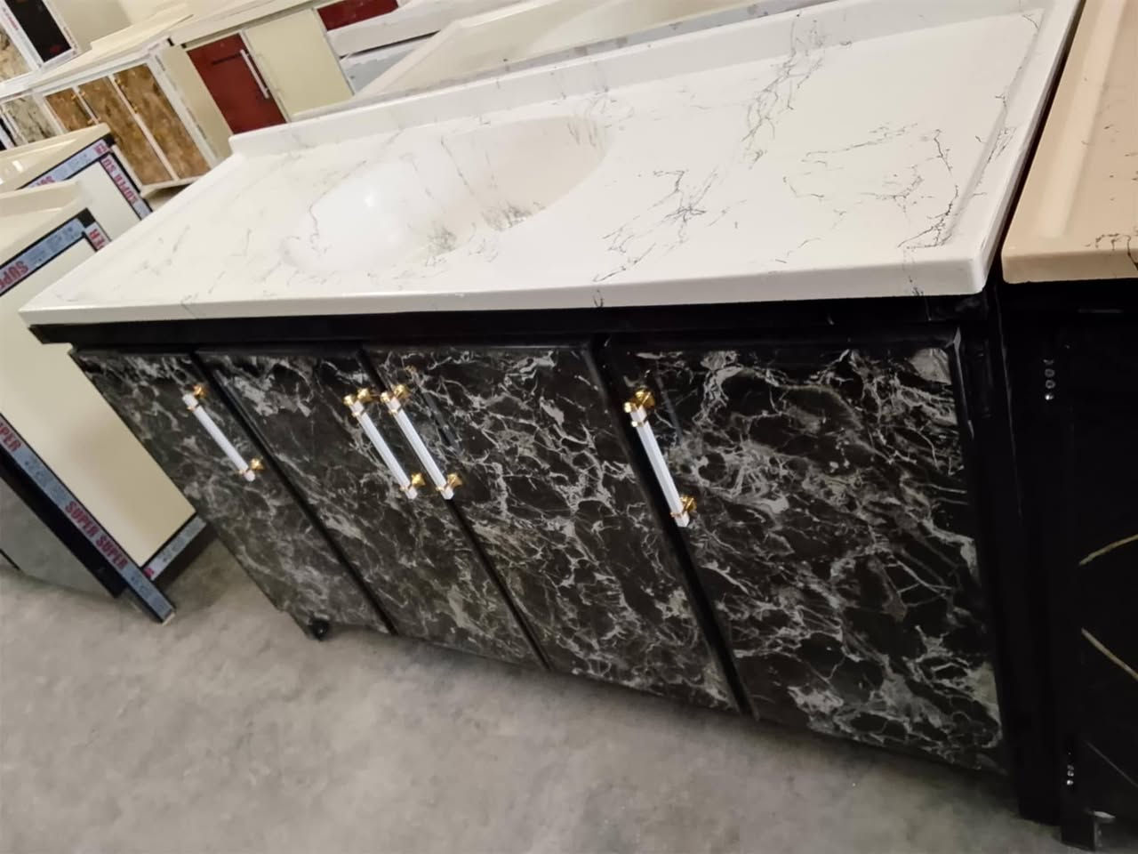 سنك جديد متره ونص مرمر غير مستعمل ويرهم مراوس اذا عدكم سنك ثاني حتى اذا مو مرمر وحسب الاتفاق العنوان واسط قضاء الصويره شارع العام قرب محطة ام وليد السايد الرايح البغداد للتواصل ***********/مجمع الشمال
