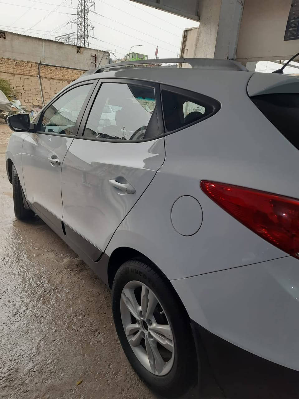 السلام عليكم
للبيع توكسان موديل 2012 خليجي
رقم بغداد انكليزي بإسمي
بيهه صبغ ربع البنيد أثر زلغ
 (صور قبل الصبغ موجوده)
وبارد جاملغ خلفي عكس السايق
تخم تاير جديد باتري جديد صدر جديد
مكاني بغداد السعر 135 وبيهه مجال بسيط. 
للاستفسار *********** بي واتس اب
