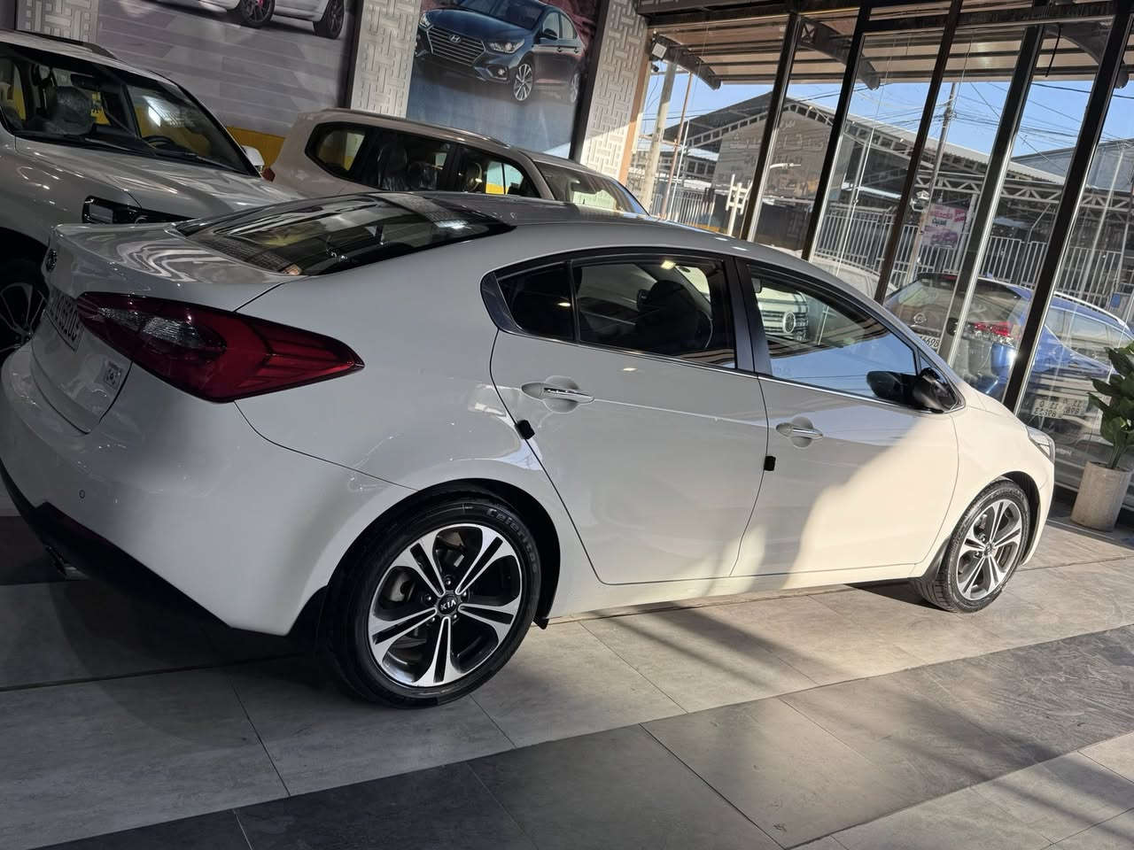 كيا سيراتو 2016بدون ضرر فقط صبغ بكد الكف بالدوسه 
مواصفات تبريد خلفي 
ه ويل كب اسود 
مري شفط 
مري شفط 
حساس امامي خلفي 
لايت لد وبك لايت دايوت 
رقم وهزه وسنويه كلو جديد 
بطاقه وقوديه ورقي 
سياره جاهزه من كل شي 
للتواصل عبر الصفحه او ***********
