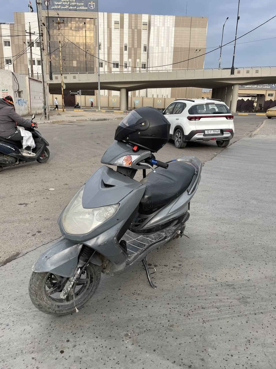 السلام عليكم 
للبيع او مراوس بـ ماكس اريد مكينه مامفتوحة ، 
سكنس فحل كابريتر الدراجة نظيفة شلعة ومعدل يخبل كلشي شغال كهربائيات نكرة سلف بكل وقت 
وبيها كلج خلفي رياضي اصلي CKG والمايعرفه يبحث عنه ، بيها بعض الخدوش وتتكحل وتحياتي الكم .
*********** واتساب او خاص اتفضلوا .
مكاني بغداد الكرادة .
