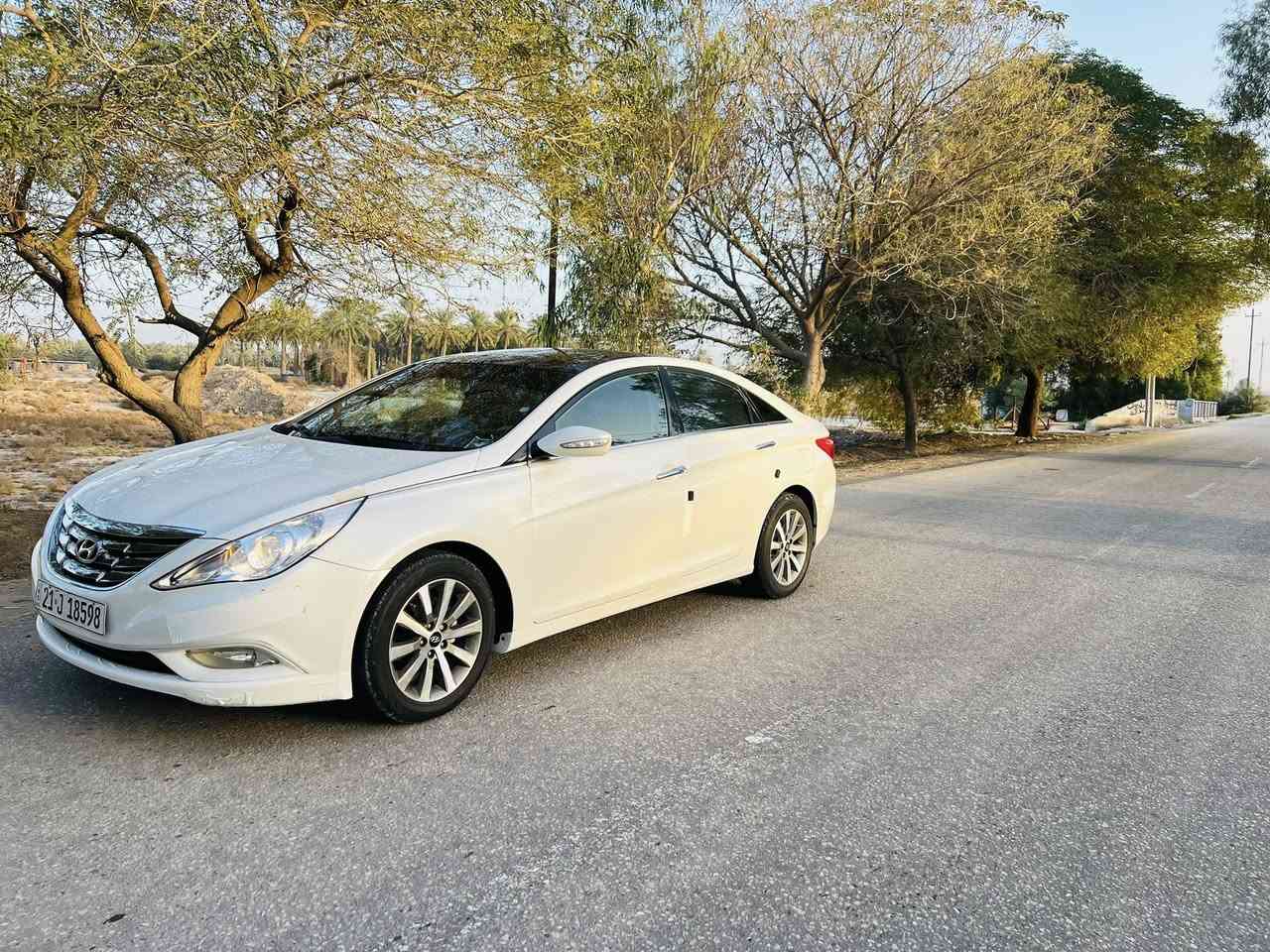 سلام عليكم
سوناتا  2011 خليجي فوول VIP 
فول مواصفات للاخير اعلى فئة 1/1
مكفولة من صبغ 
سقف بانوراما 
بصمه تشغيل 
بصمه ابواب وصندوق 
كشنات كهرباء 

لد امامي وخلفي 
مكينة 2400 دوش 
تبريد قطعتين 
وباقي المواصفات المعروفه 
سيارة جديده جدا
. 
للاستفسار 
***********
