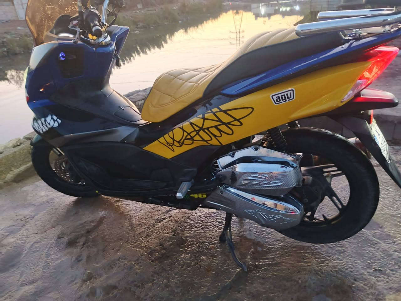 سلام عليكم شباب دراجه بيسي اكس جيل ثاني ياباني كفاله من كلشي كفراتها بلاديه مكينه ما مفتوحه رياضيه من الخارج حساس ستان حساس زدحام دهن جديد لايت زنون مكاني بغداد سبع قصور *********** فقط بيع بدون مراوس سعرها 11 ونص وبي مجال حق جيه
