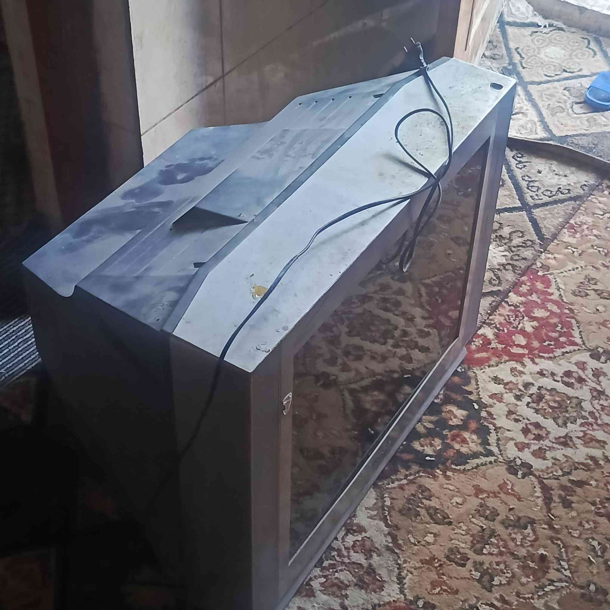 تلفزيون قديم شغال للبيع بـسعر مناسب ***********
